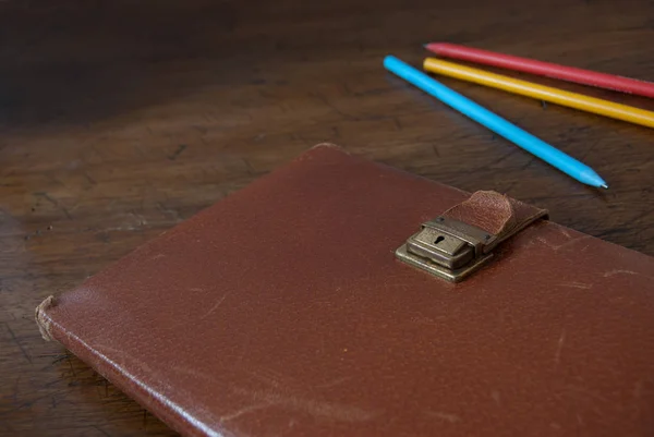 Vieux Carnet Avec Couverture Cuir Sur Une Table Bois Crayons — Photo