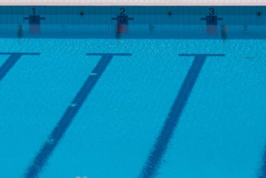 Mavi su modern sweeming havuzunda. Yüzme havuzunun seramik karo