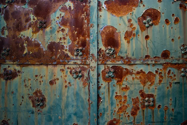 老金属门细节关闭 垃圾生锈的金属质地 生锈的有色金属与开裂的油漆 难看的背景 — 图库照片