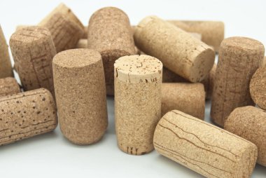 şarap mantarlar üzerine beyaz izole