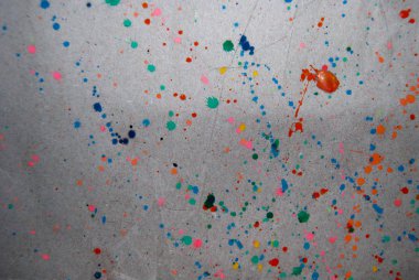 Gri arka plan üzerinde renkli suluboya sıçramalarına