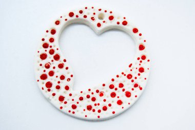 El yapımı kalp şekli. Sevgililer günü için arka plan. kalp seviyorum. İzole.