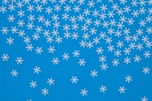 Noel arka plan. Beyaz kar tanesi üzerinde blu suluboya boyanır 