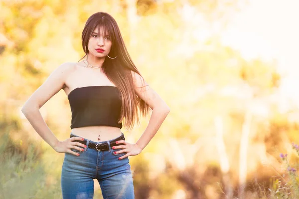 Jovem Bela Mulher Posando Sobre Natureza — Fotografia de Stock