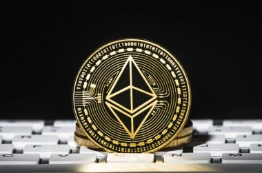 Klavye siyah arka plan üzerinde Ethereum kripto-para birimi