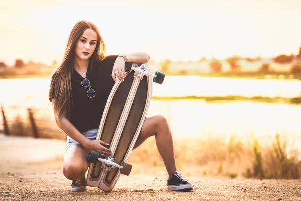 Vacker Ung Kvinna Poserar Med Skateboard Sunset — Stockfoto