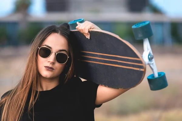 Vacker Ung Kvinna Poserar Med Skateboard Sunset — Stockfoto