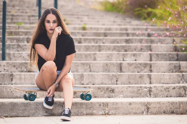 Vacker Ung Kvinna Som Sitter Skateboard — Stockfoto