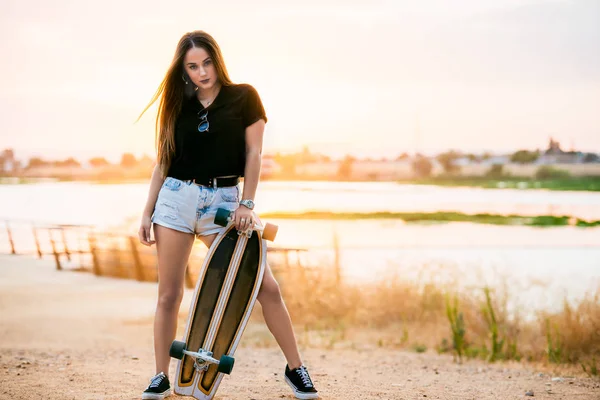 Vacker Ung Kvinna Poserar Med Skateboard Sunset — Stockfoto