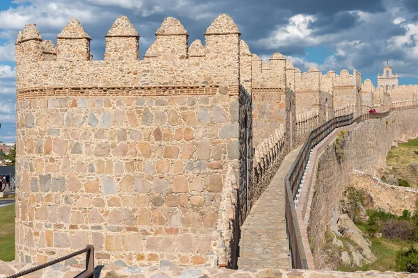 La antigua muralla medieval de la antigua ciudad de Ávila, España — Foto de Stock