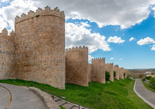 Antiguas murallas de la ciudad vieja de Ávila, España — Foto de Stock