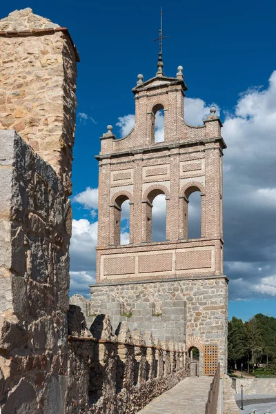 Antiguas murallas de la ciudad vieja de Ávila, España — Foto de Stock