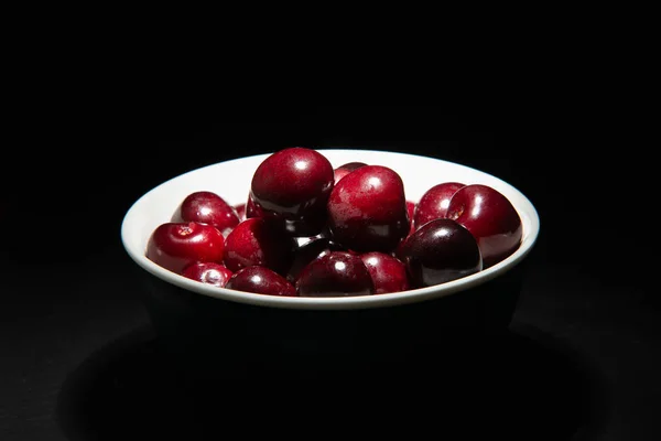 Heerlijke bigarreau Cherry in zwarte achtergrond — Stockfoto