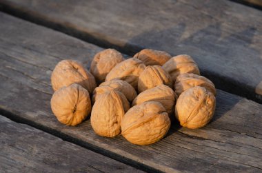 Ahşap masada lezzetli ceviz 