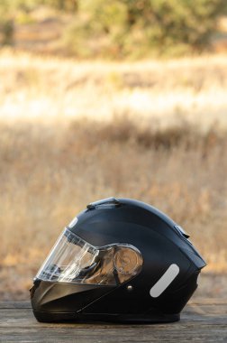 Metin için kopya alanı ile ahşap masa üzerinde Biker kask