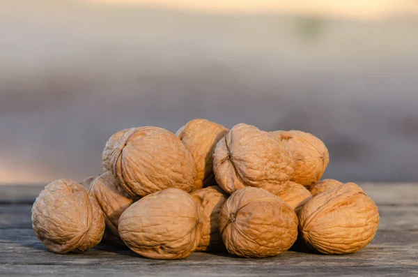 Вкусные грецкие орехи на деревянном столе с местом для копирования текста — стоковое фото