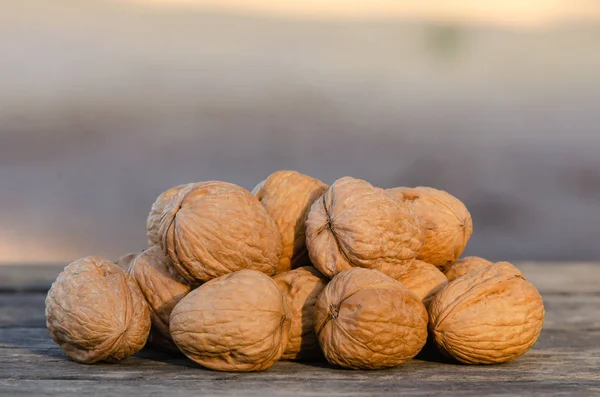 Deliciosas nueces sobre mesa de madera con espacio de copia para texto — Foto de Stock