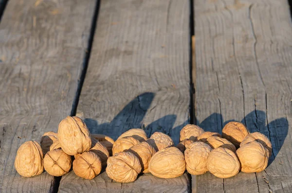 Deliciosas nueces sobre mesa de madera con espacio de copia para texto — Foto de Stock