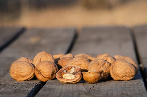 Deliciosas nueces sobre mesa de madera con espacio de copia para texto — Foto de Stock