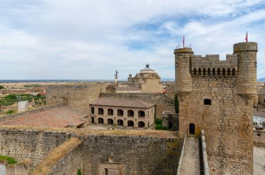 Oropesa ortaçağ kalesi. Toledo. İspanya