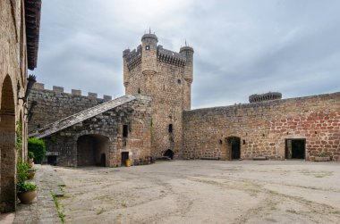 Oropesa ortaçağ kalesi. Toledo. İspanya