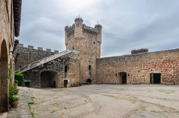 Středověký hrad v Oropesa. Toledo. Španělsko — Stock fotografie