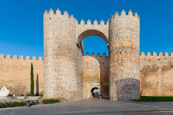 Puerta del Alcázar en las murallas de Ávila, España — Foto de Stock