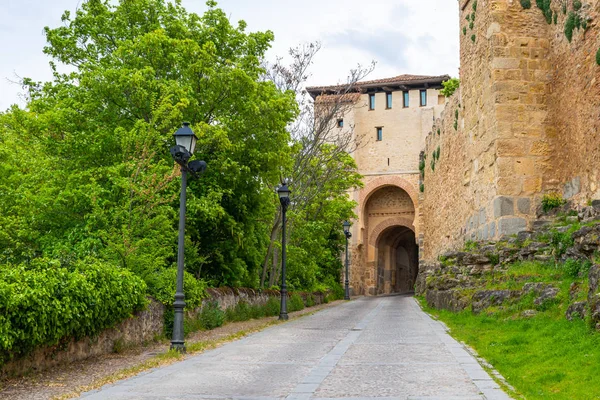 Segovia antik duvarlarında ana kapı. İspanya.