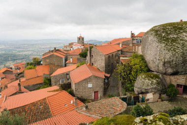 Ünlü Monsanto Köyü görünümü, Portekiz
