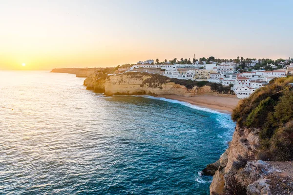 Algarve Carvoeiro şehrinin görünümü, Portekiz.