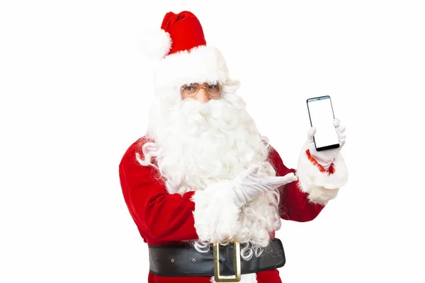 Noel Baba beyaz arka planda cep telefonu kullanıyor.