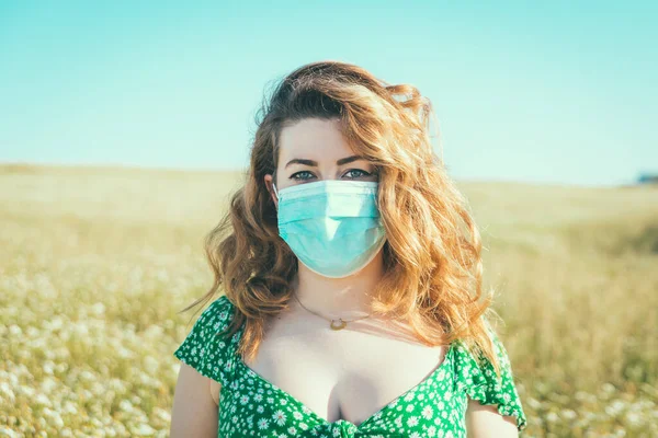 Retrato Cerca Una Mujer Con Una Máscara Médica Campo — Foto de Stock