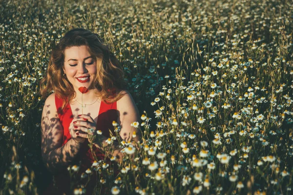 Mulher Vestido Vermelho Cheirando Uma Papoula Campo Margaridas — Fotografia de Stock