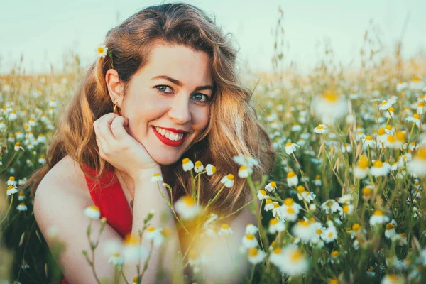 Ritratto Ravvicinato Donna Bionda Sul Campo Delle Margherite Foto Stock