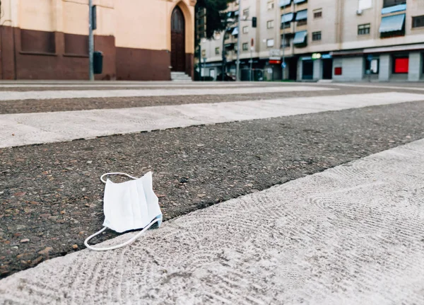 Usó Mascarillas Médicas Suelo Concepto Contaminación Ambiental Imagen de archivo