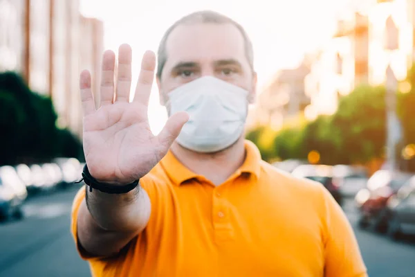 Hombre con una máscara de medicao gesto parada — Foto de Stock