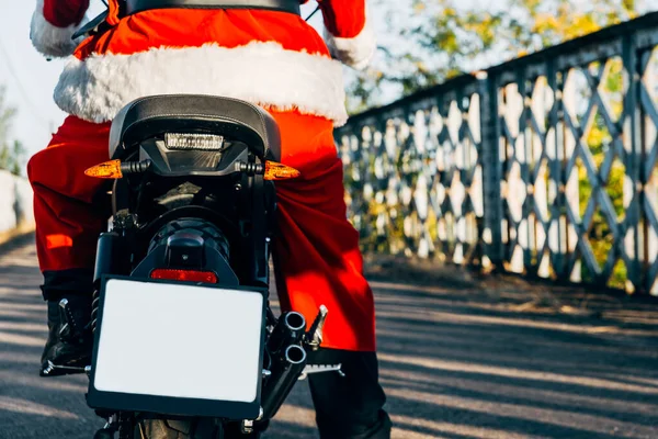 Santa Claus Montando Una Motocicleta Espalda Ingenio Copia Espacio Para Imágenes de stock libres de derechos