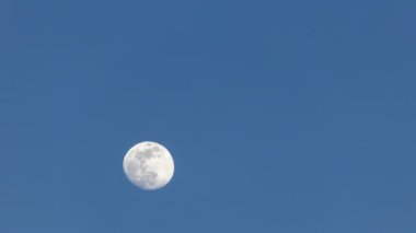 Supermoon 2019 solucan. 4 k zaman atlamalı film Mart ayında Kuzey Amerika'da gece karanlığında yükselen dolunay.