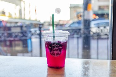 Seattle, Wa - Mart 2019: Starbucks'tan buzlu ejderha meyvelimonata soğuk içecek.