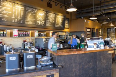 Seattle, Washington - Mart 2019: Starbucks çalışanlarının uzun pozlama aralıksız çalışan ve müşteriler için taze içecek hazırlama.