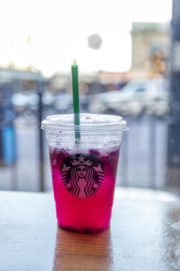 Seattle, Wa - Mart 2019: Starbucks'tan buzlu ejderha meyvelimonata soğuk içecek.