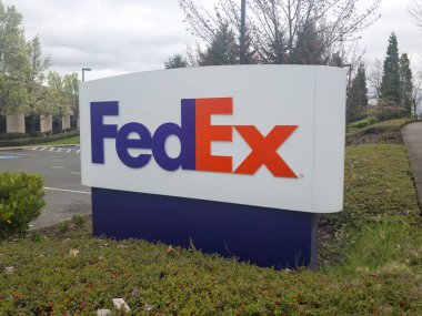 Portland, Oregon - Nisan 2019: Fedex tesis girişine fedex işareti/logosu.