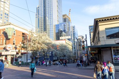 Seattle, Washington, ABD / Mart 2019: Seattle şehir merkezinde karşıdan karşıya geçen insanlar halka açık pazara gidiyor.