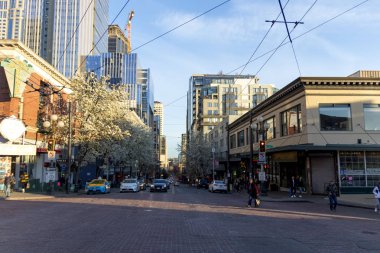 Seattle, Washington, ABD / Mart 2019: Seattle Wa şehir merkezinde karşıdan karşıya geçen insanlar.