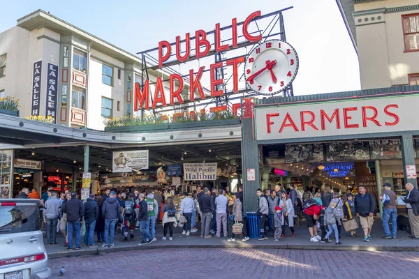 Seattle, Washington, VS/maart 2019: een veelheid aan mensen bij de ingang van de openbare markt op Pike Place in Seattle. — Stockfoto