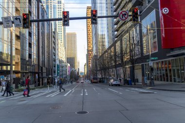 Seattle, Washington, ABD / Mart 2019: Seattle Wa şehir merkezinde karşıdan karşıya geçen insanlar.