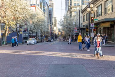 Seattle, Washington, ABD / Mart 2019: Seattle şehir merkezinde karşıdan karşıya geçen insanlar halka açık pazara gidiyor.