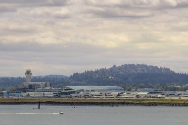 Portland, Or / Usa - Haziran 2019: Portland Uluslararası Havaalanı'nda Hava Trafik Kontrolü (Atc) kulesi ile D ve E yolcu salonunun görünümü (Pdx)