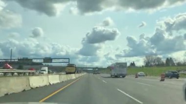 Sürüş Zaman Atlamalı. Güzel bir hava ile güzel bir günde tipik bir üç şeritli otobanda sürüş.