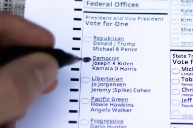 Oregon eyaletinde erken oylamada cumhuriyetçi başkan adayı Joe Biden ve Kamala Harris 'e oy veren beyaz adam. Portland, Oregon / ABD - Ekim 2020.